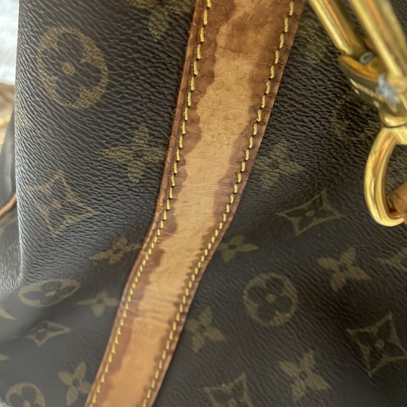 Authentic Louis Vuitton duffel. Tag, strap and lock and key included. - Picture 4 of 10